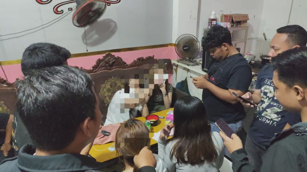 Polres Gresik Amankan 16 Orang dan Puluhan Botol Miras di Cerme, Respons Aduan “Cak Rama"