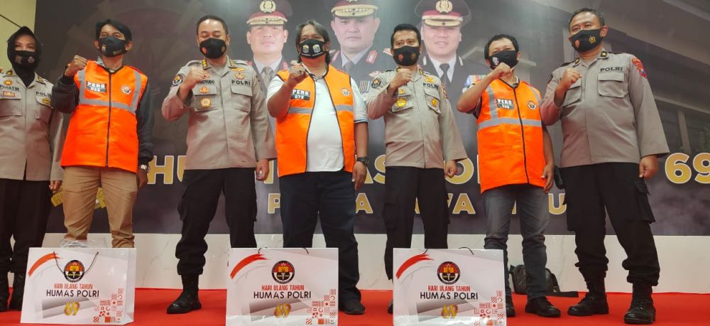 Kabid Humas Polda Jatim bersama media