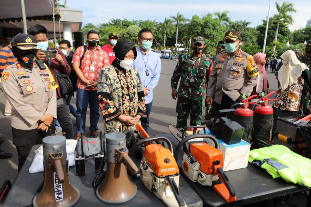 Bu Risma dan Kapolres AKBP Ganis Setyaningrum meninjau perlengkapan Kebencanaan