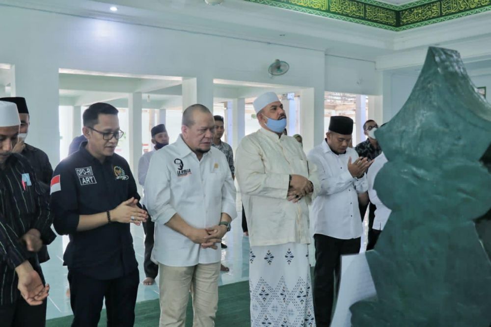 Ketua DPD RI dampingi Senator, asal Sulteng Saleh Muhammad Al Jufrie, Wartabone dan Abdul Rachman Thaha saat ziarah ke makam pendiri Al khairaat di kota Palu, Sayyed Idrus bin Salim Al Jufrie atau dikenal dengan panggilan Guru Tua