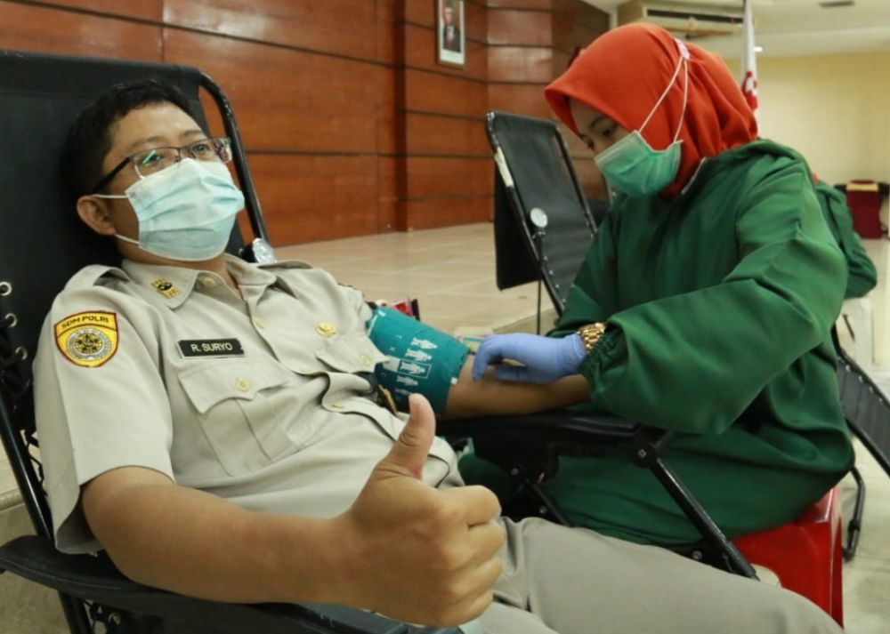 PNS Polda Jatim saat diambil darahnya