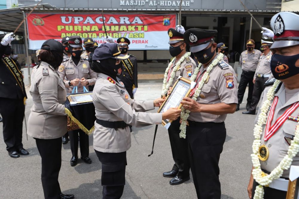 Polres Pelabuhan Tanjung Perak Laksanakan Upacara Purna Bhakti