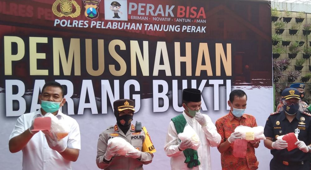 Polres Pelabuhan Tanjung Perak Ungkap Kasus 2020 dan Pemusnahan BB