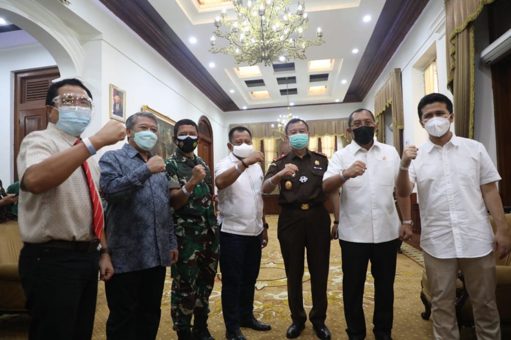 Wagub Jatim Emil Elestianto Dardak bersama Forkopimda dan tokoh masyarakat di Jatim awali pelaksanaan imunisasi vaksin Covid-19 di Jawa Timur
Gubernur Khofifah menyaksikan pelaksanaan Vaksinasi Covid -19 Perdana secara virtual