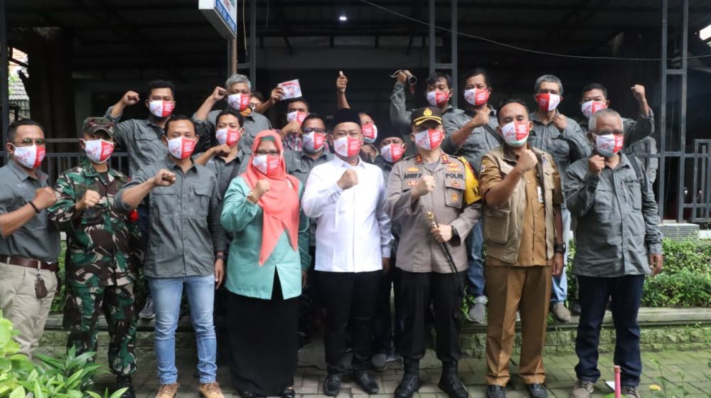 Kapolres Gresik, Bupati, Wabup dan KWG berbagi masker dan Handsanitizer ke pejalan kaki dalam penanganan Prokes