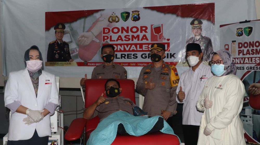 Anggota Polres Gresik mendonorkan darahnya untuk kemanusiaan, Kapolres Gresik ajak warga donor Plasma