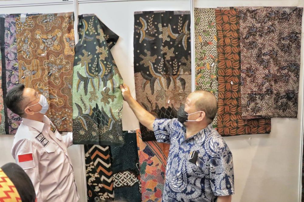 Ketua DPD RI, AA LaNyalla Mahmud Mattalitti dalam suatu kesempatan hadiri pameran batik di kota Surabaya, Jawa Timur