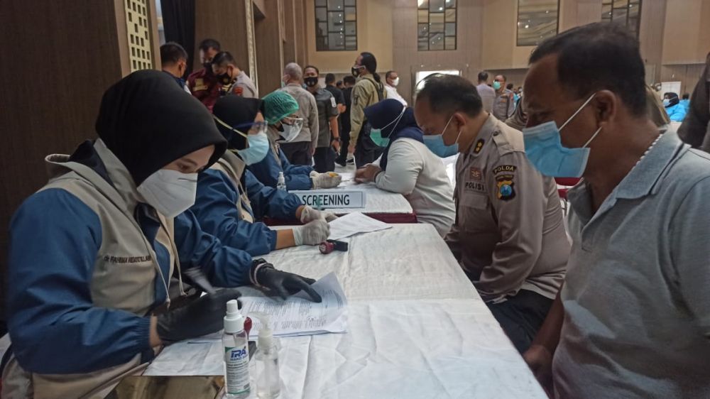 Polisi dan Kiai se Jatim di suntik vaksin