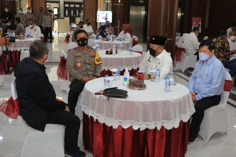 Kapolda Jatim Irjen Pol Dr Nico Afinta sedang ramah tamah dengan ketua DPD RI LaNyalla saat di meja makan