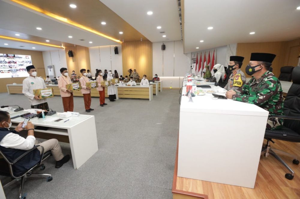 Kapolda Canangkan Gerakan Santri Bermasker, Wujud Jatim Bebas Covid-19