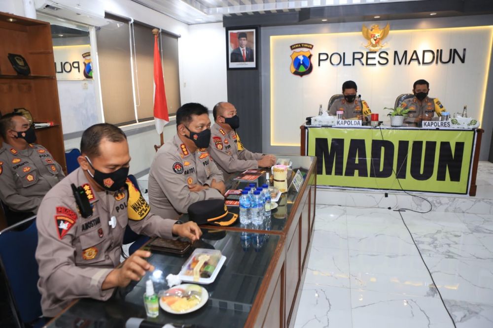 Beri Semangat Anggota Madiun, Dalam Penanganan COVID-19 Kapolda Jatim