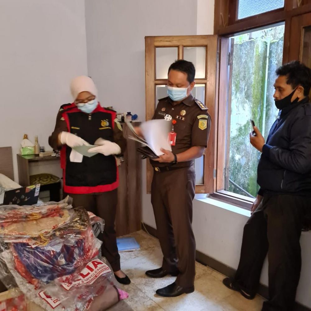 Petugas dari Pengadilan Negeri geledah rumah tersangka