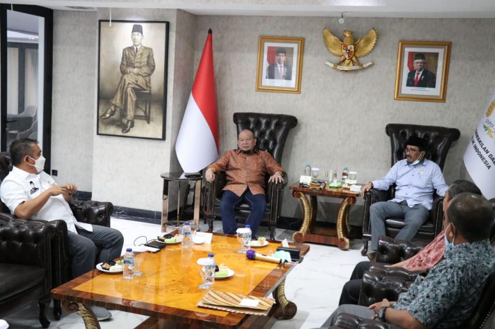 Pertemuan bersama Rektor Universitas Khairun (Unkhair) Ternate, Prof. DR Husen Alting, SH, MH didampingi Senator asal Maluku Utara sekaligus Sultan Tidore, Husain Alting Sjah. Bertempat di rumah dinas Ketua DPD RI Jalan Denpasar Raya No. 21, Kuningan Jaka