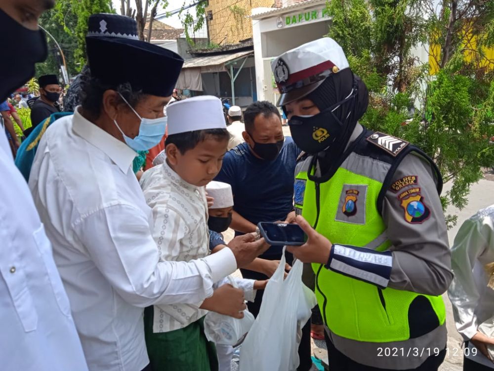 Satlantas Polres Gresik Gelar Jum'at Berkah, Tiada Hari Tanpa Berbagi