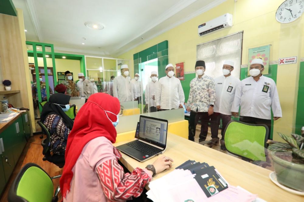 Wakil Gubernur Jatim Emil Elestianto Dardak Selaku ketua PW IPHI (Ikatan Persaudaraan Haji Indonesia) Jatim melantik pengurus IPHI Kota Surabaya Masa Khidmat 2020-2025 dan meninjau kantor pelayanan Terpadu satu atap di kantor Kementerian agama Kota Suraba