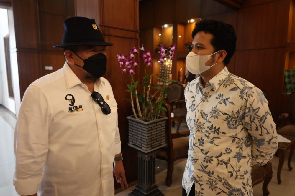 Ketua DPD RI saat berbincang dengan wakil Gubernur Jatim Emil Dardak di Surabaya