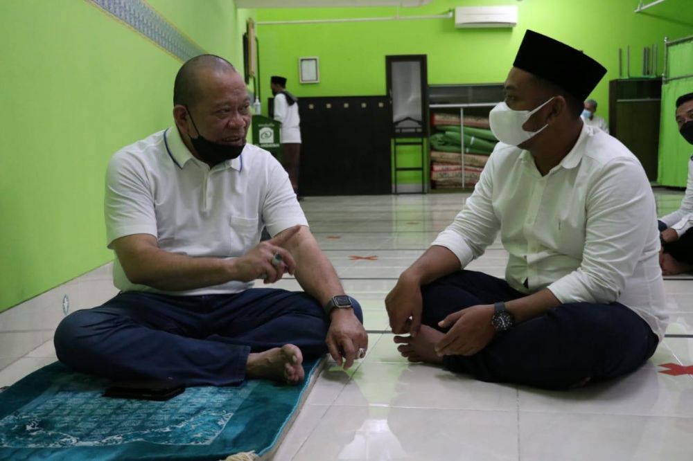 Ketua DPD RI berbincang dengan Bupati Gresik H. Fandi Akhmad Yani seusai shalat Jum'at di salah satu masjid di Surabaya
