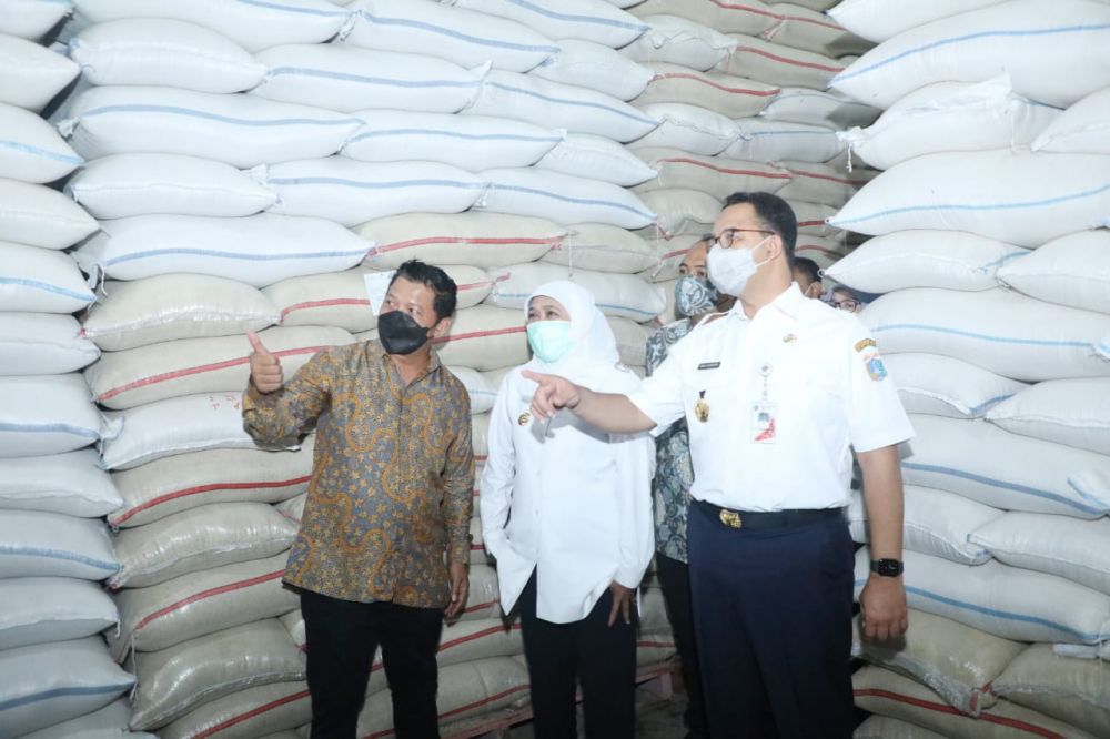 Gubernur Jatim Khofifah Indar Parawansa saat tinjau lokasi gudang beras di Ngawi