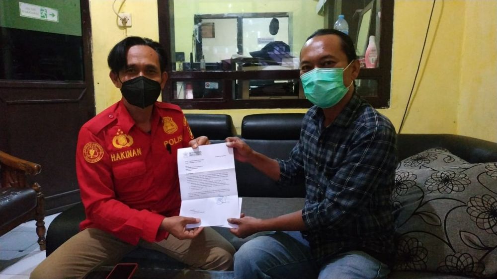 Ketua IKA Stikosa AWS M. Zurqoni menyerahkan pernyataan dukungan kepada petugas Polres Pelabuhan Tanjung Perak Surabaya