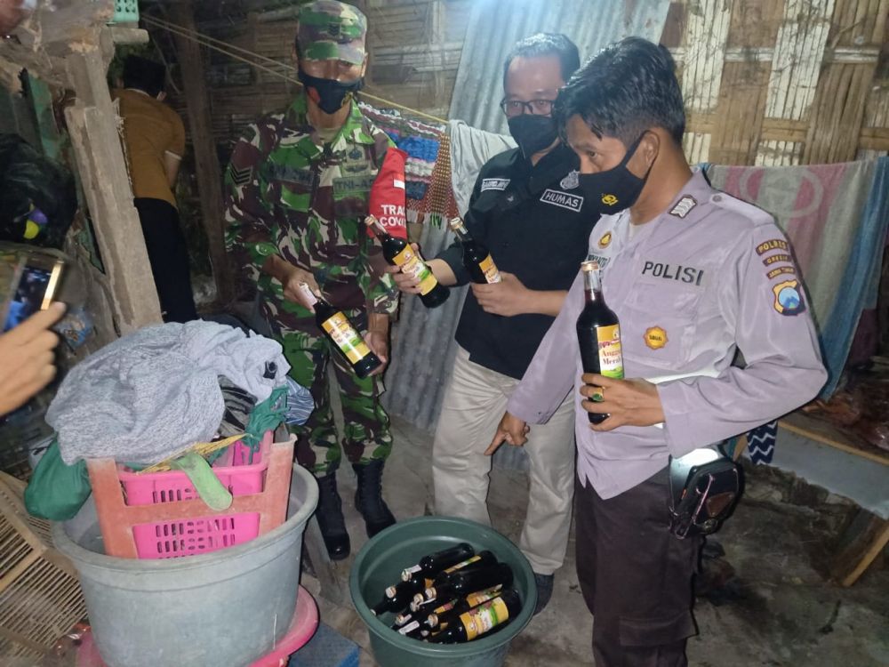 Kios Jamu Perempuan Paruh Baya Penjual Miras Diciduk Polsek Manyar