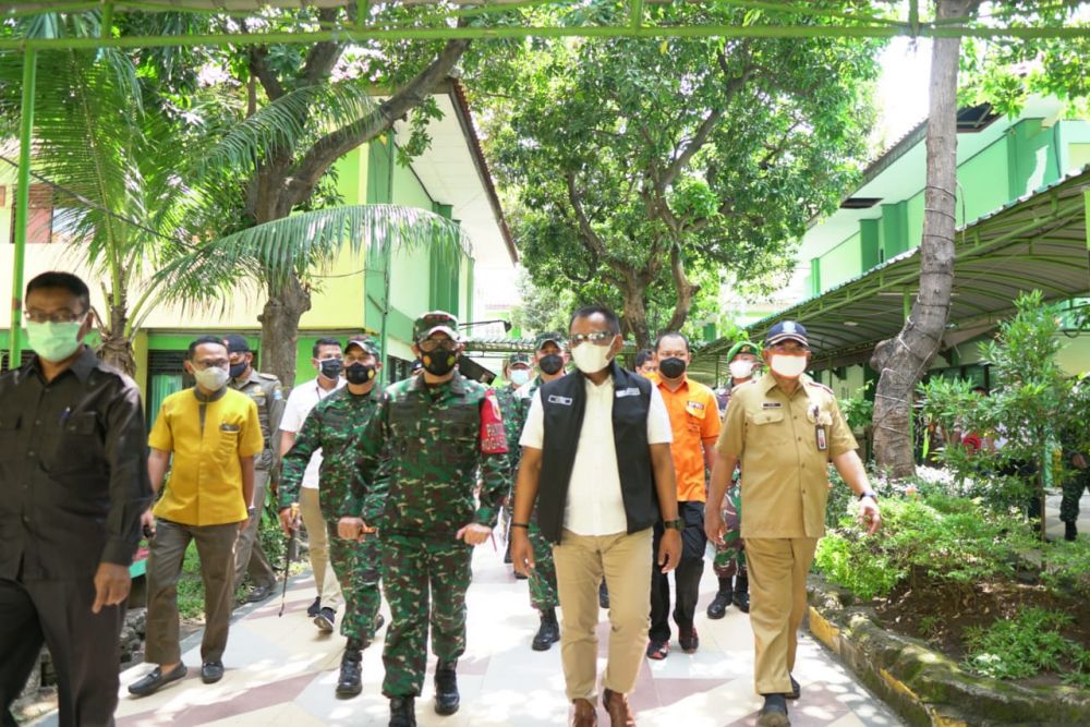 Plh Sekdaprov Jatim dan Pangdam V Brawijaya Tinjau Asrama Haji