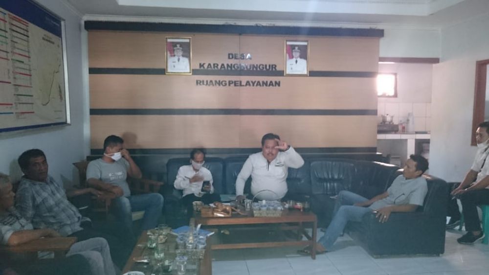 Yayat Rudiatna Kepala Desa Karangbungur bersama Aad Suganda S.sos. Kasi Tapem tingkat Kecamatan sedang memberikan penjelasan kepada tokoh-tokoh masyarakat