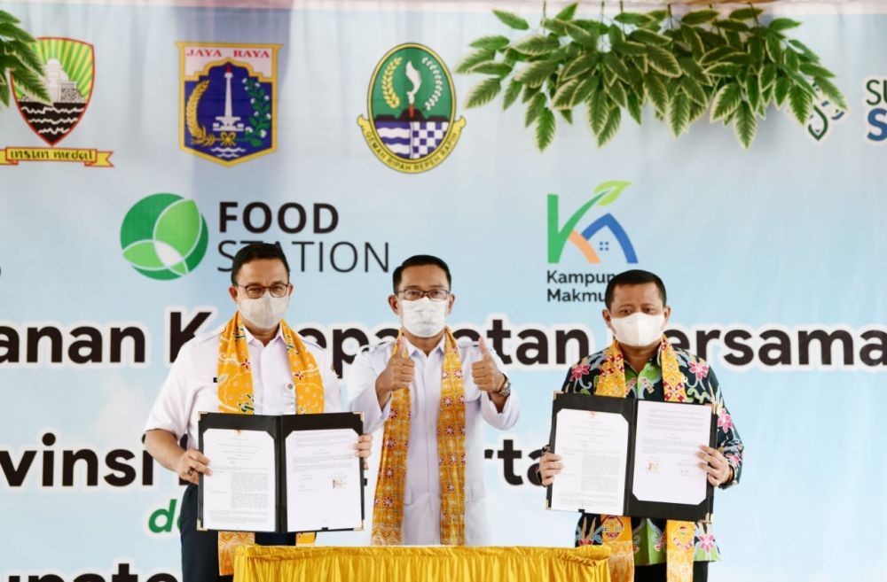 Penandatanganan kerja sama bidang pangan dan UMKM oleh Gurbernur DKI Jakarta Anies Rasyid Baswedan Bersama Gurbernur Jawa Barat Ridwan Kamil dan Bupati Sumedang Dony Ahmad Munir
