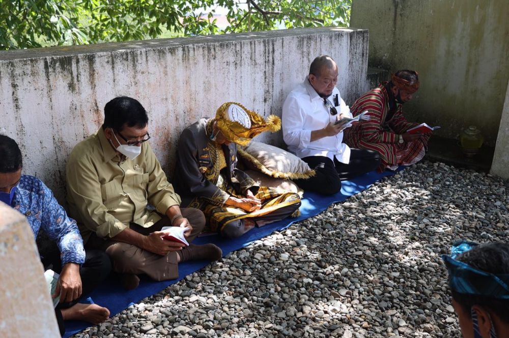 Ketua DPD RI AA LaNyalla Mahmud Mattalitti bersama rombongan ziarah ke makam Sultan Buton l