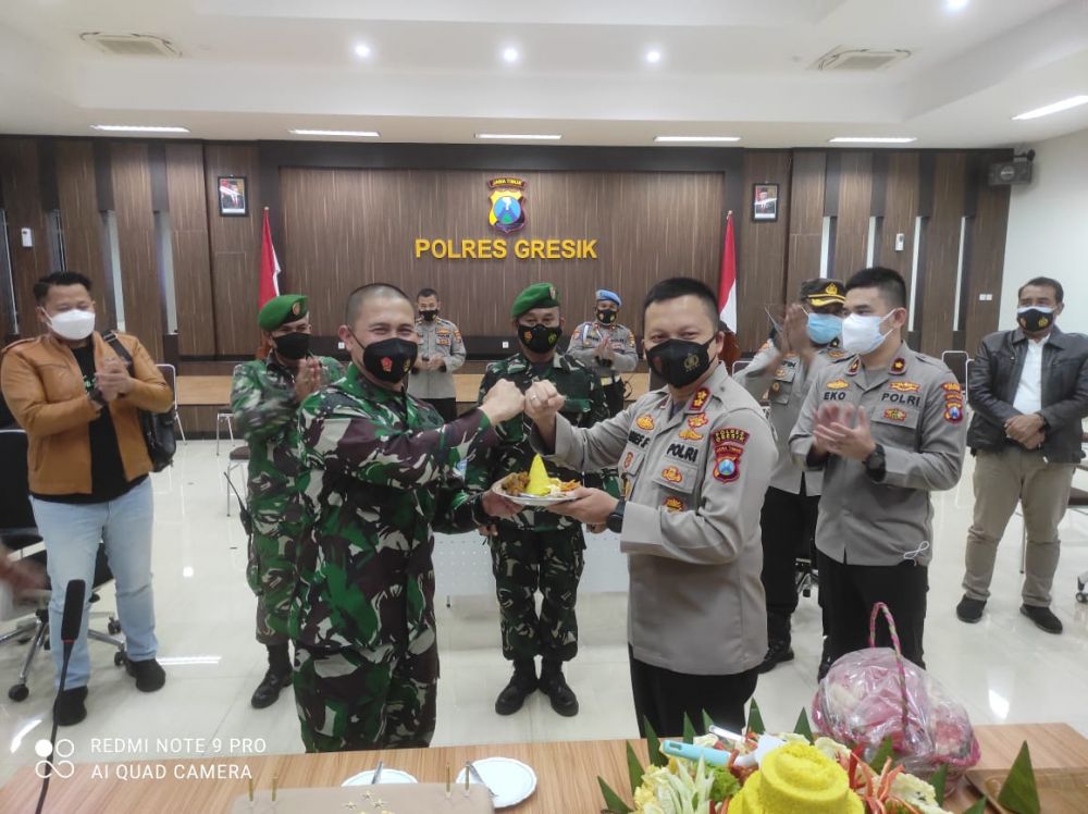 Kapolres Gresik AKBP Arief Fitrianto terima potongan tumpeng dari Dandim 0817 Letkol Inf Taufik Ismail