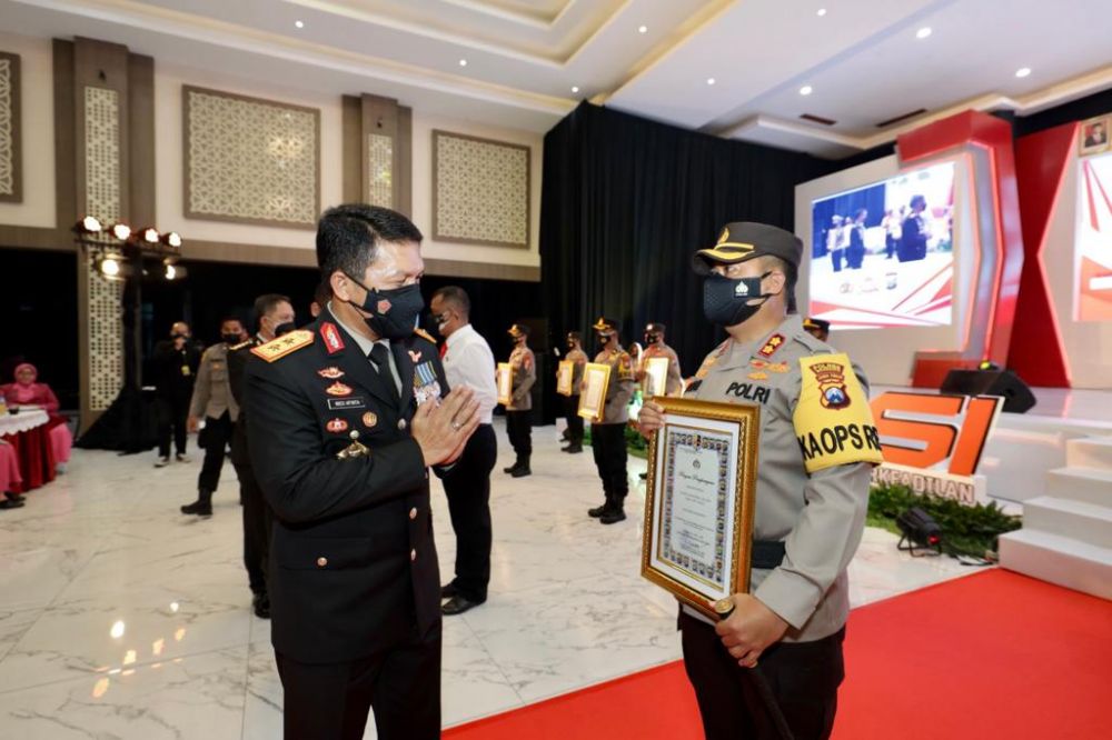 Kapolda Jatim Irjen Pol Dr Nico Afinta sesaat setelah upacara virtual pembinaan Polri