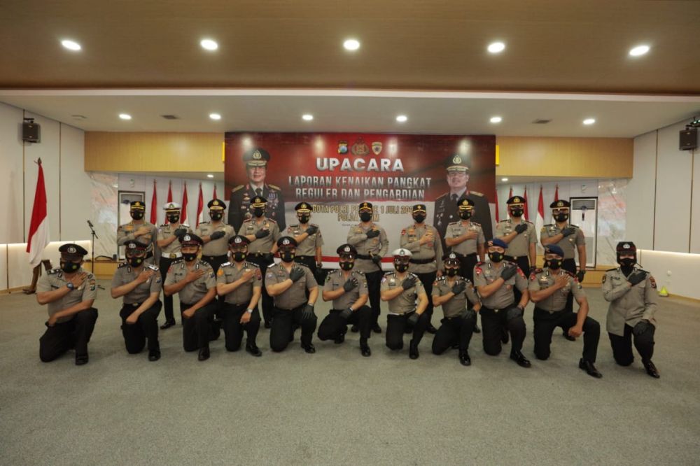 Personil Polda Jatim yang mendapat penghargaan naik pangkat