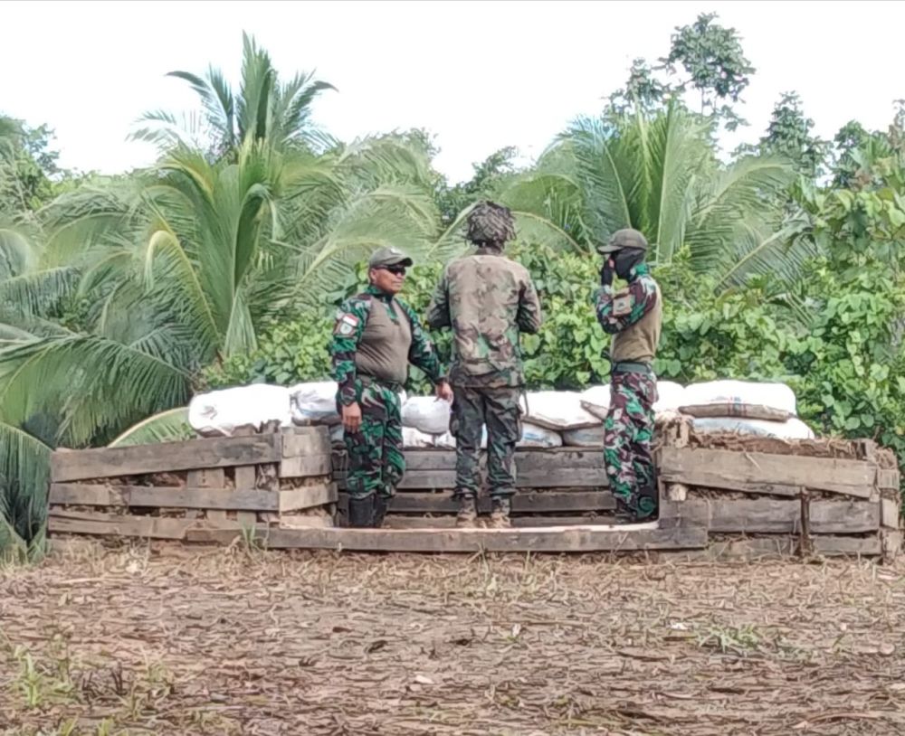 Pelatih saat ajarkan siswa melempar granat sesuai dengan petunjuk agar tidak terjadi hal-hal yang tidak diinginkan