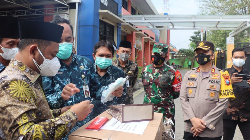 Kapolres Gresik AKBP Arief Fitrianto dan Forkopimda salurkan vitamin dan obat untuk ISOMAN