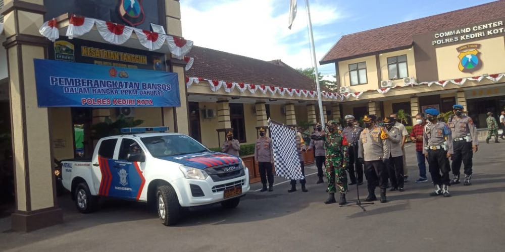 Kapolres Kediri Kota dan Dandim 0809 Kediri berangkatkan Bansos PPKM Darurat ke warga terdampak pandemi Covid-19