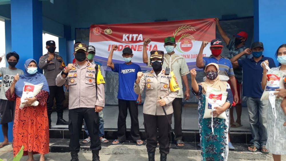 Kapolsek Asemrowo Dampingi Kapolres Tanjung Perak Bagi Sembako