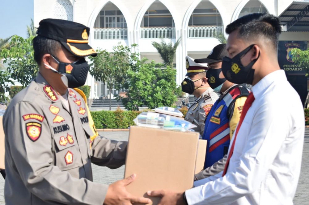 Kapolresta Sidoarjo Kombes Pol Kusumo Wahyu Bintoro saat memberikan paket kesehatan pada anggota dan ASN
