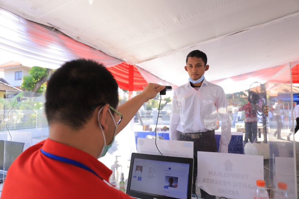 Pendaftar CPNS saat test dan menyerahkan data administrasi