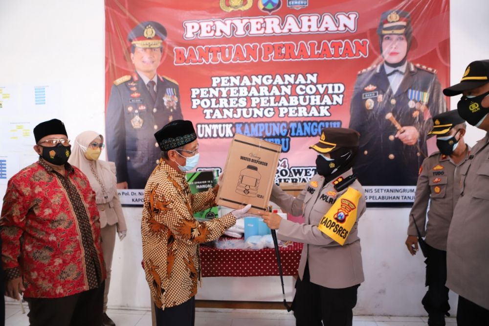Kapolres Tanjung Perak Bagi Alat Kelengkapan Penanganan Covid-19