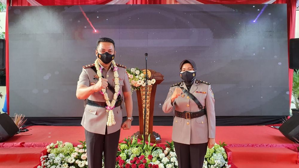 Sertijab Kapolres Pelabuhan Tanjung Perak AKBP Ganis Setyaningrum dengan AKBP Anton ElfrinoTrisanto di Mapolres Perak