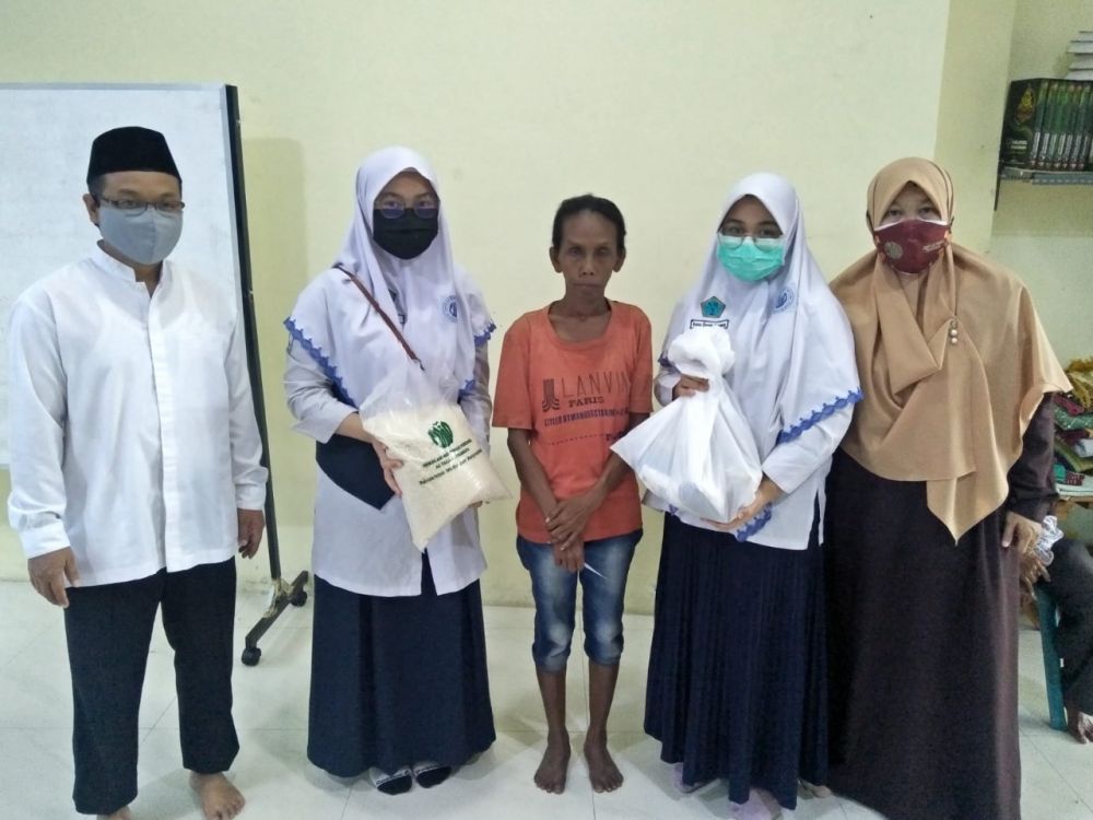 SMP Al-Falah Surabaya berbagi paket sembako di saat Pandemi Covid-19