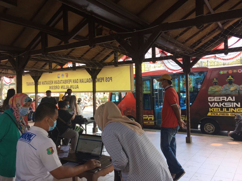 Polres Gresik jemput bola dengan Bus Gerai Vaksin Keliling Presisi