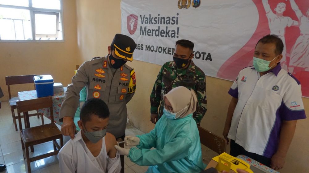 Kapolresta Mojokerto AKBP Rofiq Ripto Himawan saat meninjau vaksinasi pelajar