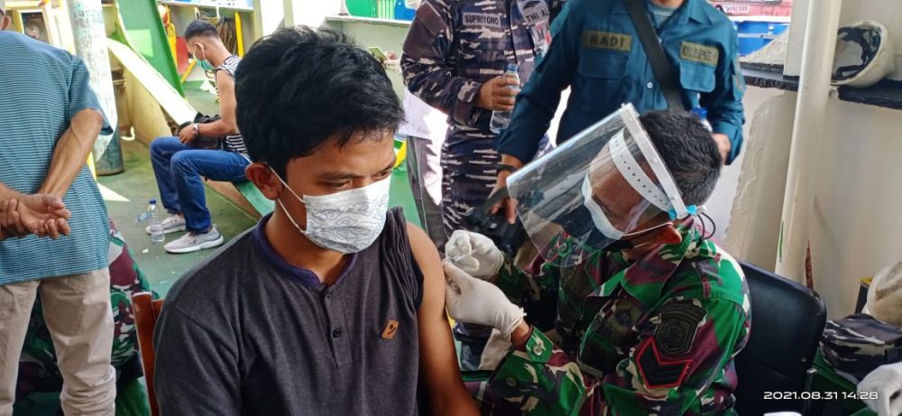TNI AL Kodiklatal vaksinasi 2 ABK kapal niaga di Pelabuhan Tanjung Perak dan Pelabuhan Berlian Surabaya