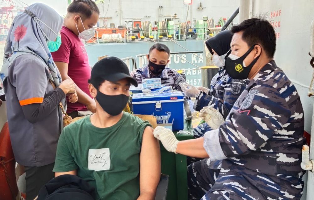 TNI-AL Kodiklatal lakukan serbuan vaksin ke ABK kapal niaga di Pelabuhan Tanjung Perak Surabaya