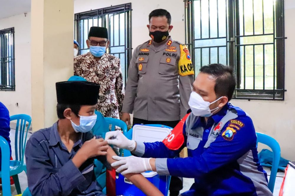 Polres Jombang Gelar Vaksin di Ponpes Tambakberas