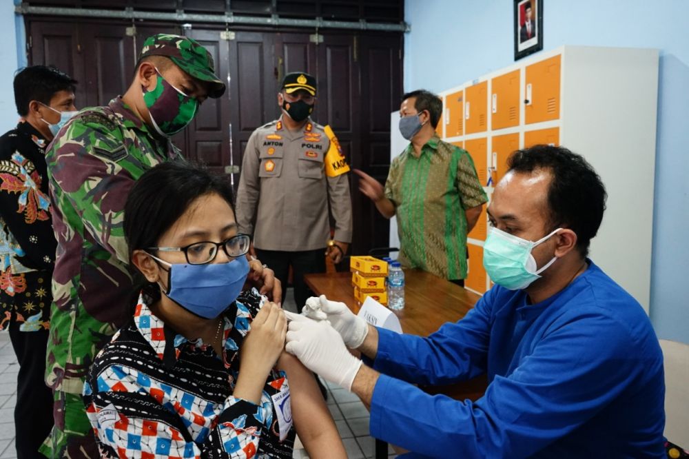 Kapolres Tanjung Perak Pantau Vaksin untuk Pelajar di SMA Barunawati