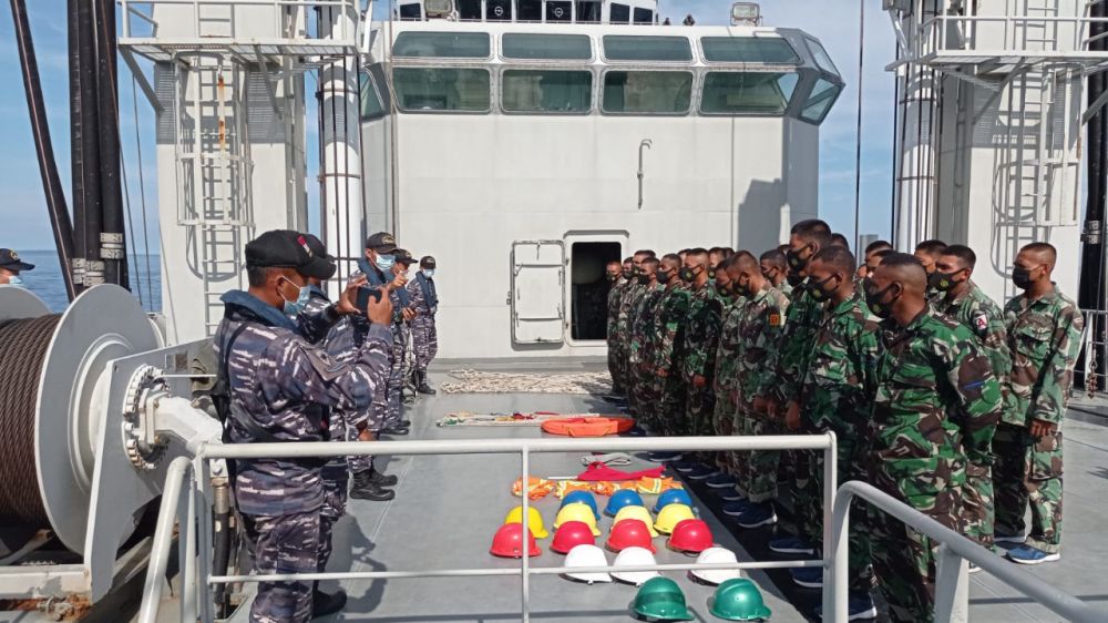 Prajurit siswa TNI AL Satdik 3 Kodiklatal Sorong Lattek di KRI Tarakan 905