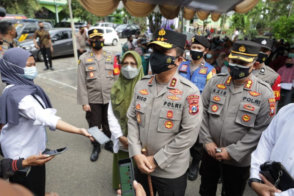 Kapolda Jatim Irjen Pol Dr Nico Afinta saat wawancara terkait vaksin