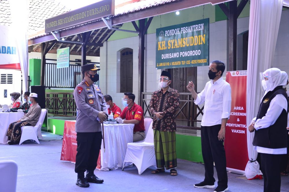Presiden Jokowi berbincang dengan Kapolri Jenderal Polisi Listyo Sigit Prabowo dan Gubernur Jatim Khofifah Indar Parawansa
