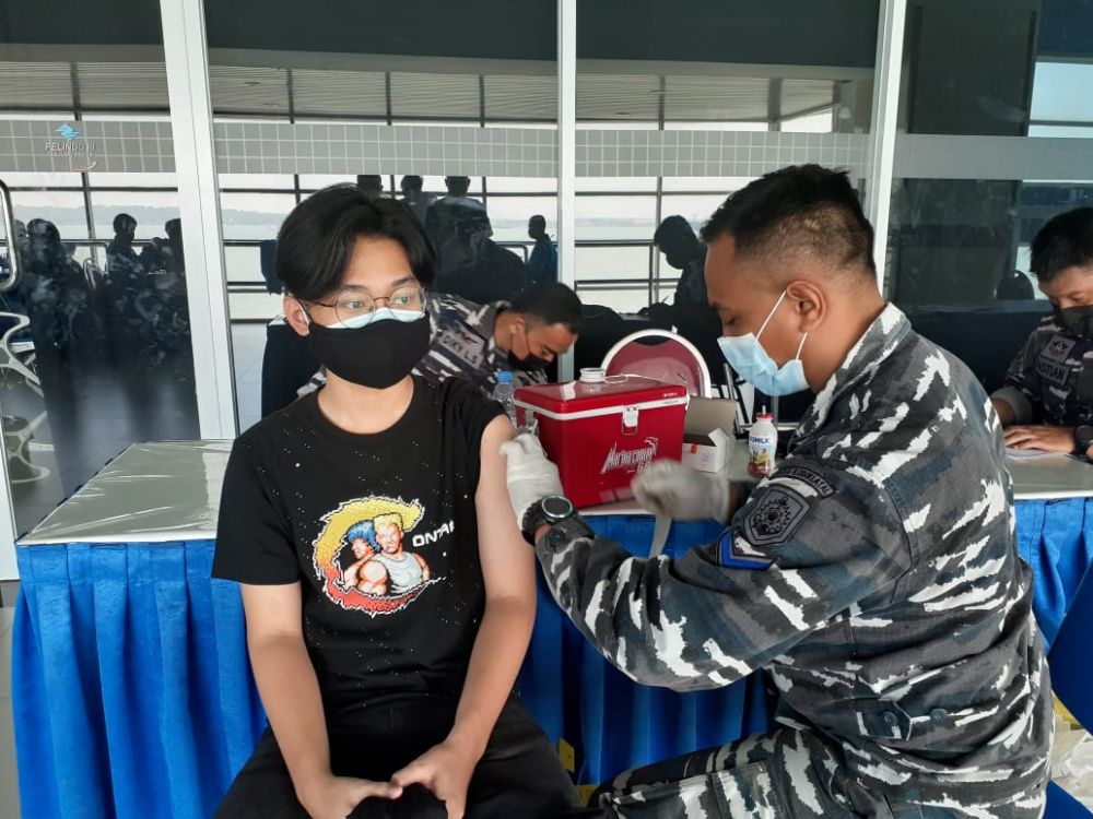 Sambut HUT TNI AL ke-76 Kodiklatal Gelar Serbuan Vaksin Warga Maritim